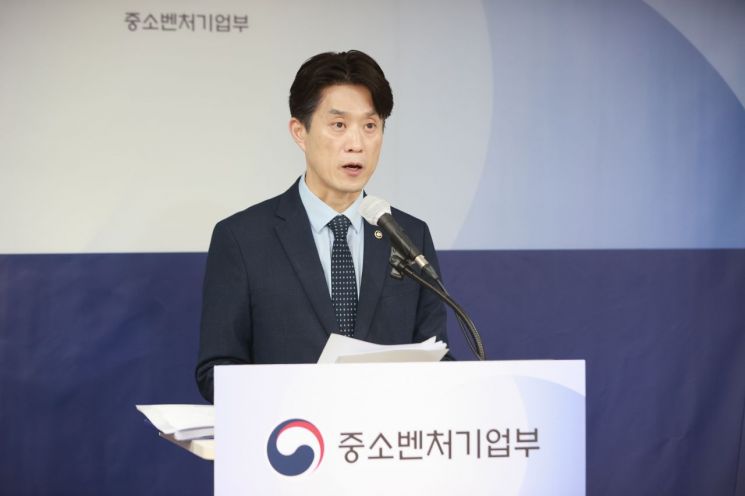 노용석 중소벤처기업부 장관 직무대행 제1차관이 31일 서울특별시 영등포구 중소기업중앙회에서 '2027년 중소벤처기업부 예산안 편성' 관련 브리핑을 하고 있다. 중기부