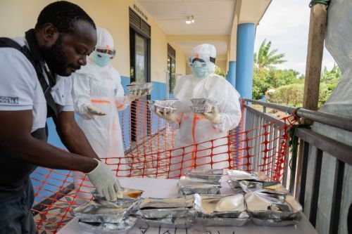On May 29th (local time), medical staff were transporting meals to patients at the Ebola treatment center in Lewampara, Congo. Photo by AP Yonhap News