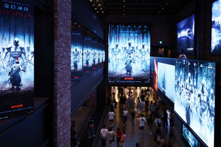 논란에 불을 지핀 것은 이른바 '용아맥'으로 불리는 CGV 용산아이파크몰 IMAX관이다. 최근 624석 규모의 용산 IMAX관에서 일반석이 모두 팔리고 장애인 관람석 6석만 남아 있는 예매 화면이 온라인에 공유됐다. 연합뉴스