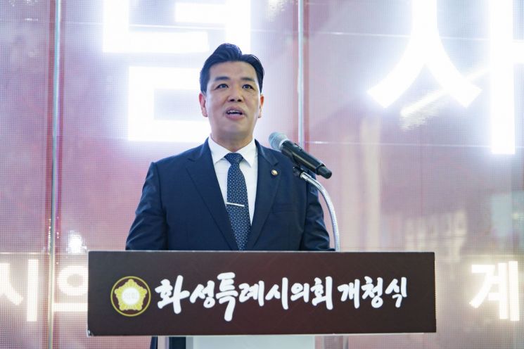 이계철 화성특례시의회 의장이 1일 신청사 1층 로비에서 열린 개청식에서 기념사를 하고 있다. 화성시의회 제공
