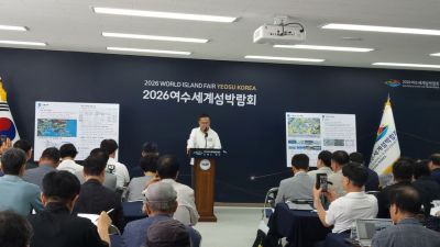 김종기 여수세계섬박람회 조직위 사무총장이 1일 전국 기자들을 대상으로 행사 준비 상황 및 주요 콘텐츠에 대한 설명을 하고 있다. 심진석 기자