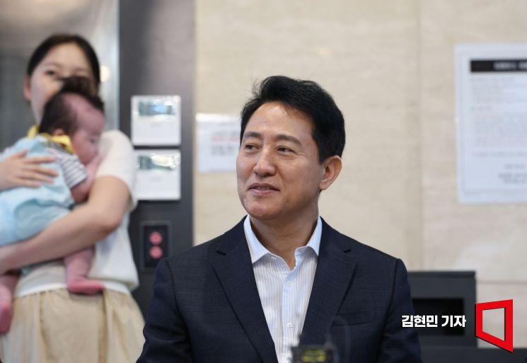 오세훈 서울시장이 1일 서울 송파구 잠실르엘에서 미리내집 사업과 관련 현장을 방문해 신혼부부들과 간담회를 하고 있다. 미리내집은 자녀를 출산하면 거주 기간을 최장 20년으로 연장하고 시세보다 저렴하게 매입할 기회를 제공하는 서울시 저출생 주거 대책이다. 2026.9.1 김현민 기자
