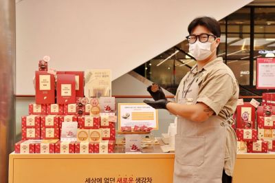 [포토] 광주신세계 "녹여먹는 고체 생강차 어떠세요~"