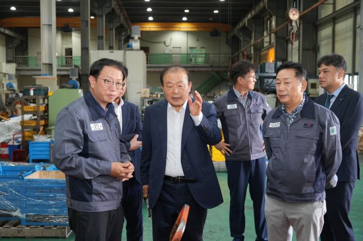 부산상의 양재생 회장, 화신볼트산업 찾아 미래산업 전환 해법 모색 - 뉴스 썸네일 이미지