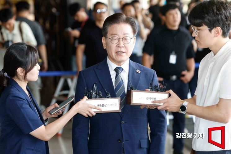 2023년 8월17일 이재명 당시 더불어민주당 대표가 서울 서초구 서울중앙지방검찰청에 출석하고 있다.