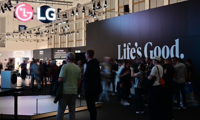 지난해 9월 5일(현지시간) 독일 베를린에서 열린 유럽 최대 가전·정보기술(IT) 전시회 'IFA 2025'에 마련된 LG전자 부스에 관람객들이 모여 있다. LG전자.