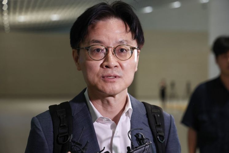 김정관 산업통상부 장관이 9월 1일 인천국제공항 2터미널 출국장을 통해 미국으로 출국하고 있다. 연합뉴스