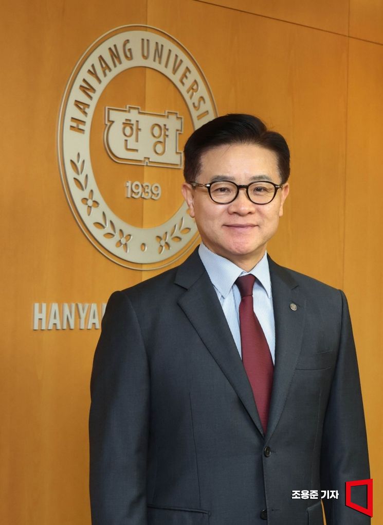 이기정 한국대학교육협의회 회장(한양대 총장)이 서울 성동구 한양대학교 총장실에서 아시아경제와 인터뷰에서 포즈를 취하고 있다. 조용준 기자