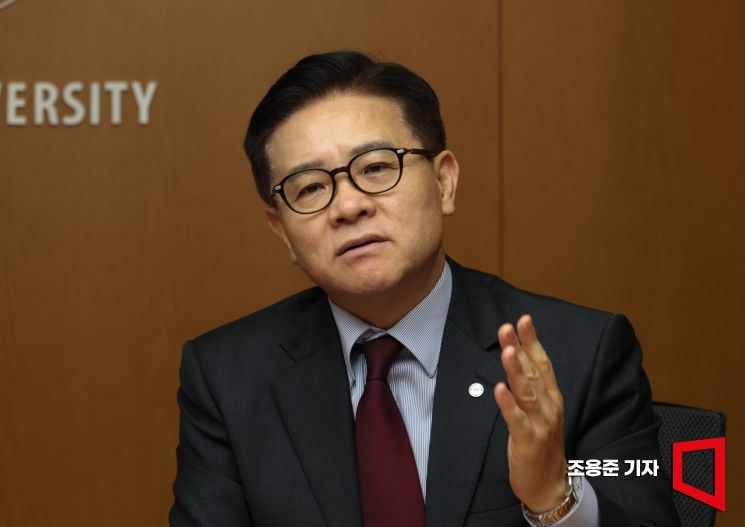 이기정 한국대학교육협의회 회장(한양대 총장)이 서울 성동구 한양대학교 총장실에서 아시아경제와 인터뷰 하고 있다. 조용준 기자