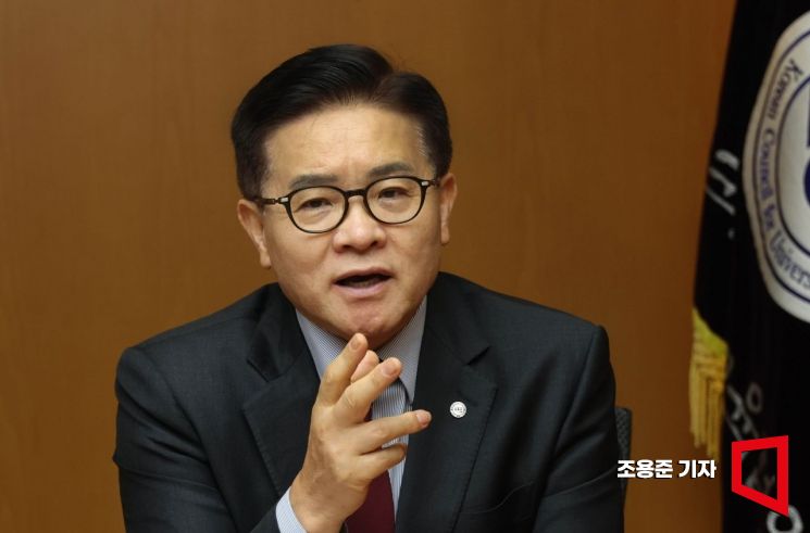 이기정 한국대학교육협의회 회장(한양대 총장)이 서울 성동구 한양대학교 총장실에서 아시아경제와 인터뷰 하고 있다. 조용준 기자