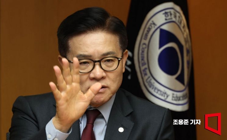이기정 한국대학교육협의회 회장(한양대 총장)이 서울 성동구 한양대학교 총장실에서 아시아경제와 인터뷰 하고 있다. 조용준 기자