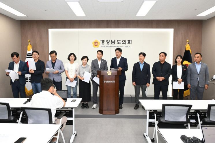 더불어민주당 경남도의원들이 박완수 도지사 선거캠프를 둘러싼 공직선거법 위반 의혹 수사에 관한 입장을 발표하고 있다. [사진제공=더불어민주당 경남도당]