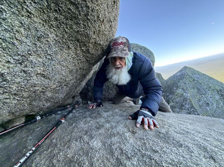 산악인들 사이에서 그는 긴 흰 수염 때문에 '그레이 비어드(Grey Beard)'라는 트레일 네임으로 불린다. 샌더스가 이번 도전에서 스스로 센 횟수만 무려 71차례 넘어졌다. AP연합뉴스