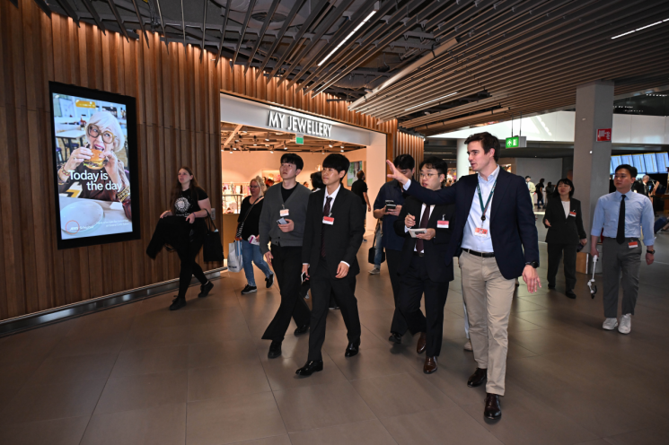 팀 로아스 스키폴공항 국제협력부장이 공항 취재진에게 시설 개선 사업 성과를 설명하고 있다. 암스테르담=공항사진기자단