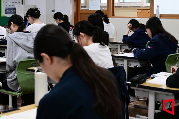 2027학년도 대학수학능력시험 9월 모의평가 시행일인 2일 오전 서울 마포구 서울여고에서 학생들이 시험 응시를 준비하고 있다. 2026. 09. 02 사진공동취재단