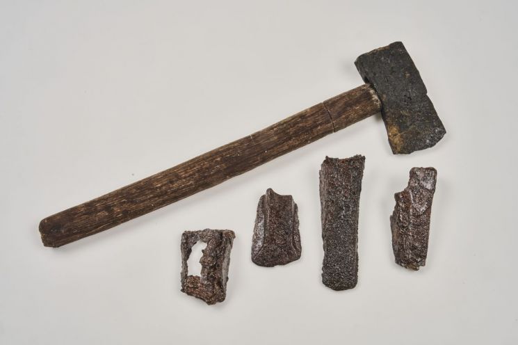 충주 장미산성 발굴조사에서 출토한 자루 달린 완형 철제 도끼와 주조철부/국가유산청.