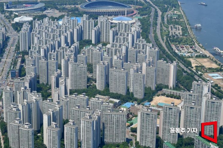서울 송파구 롯데월드타워 스카이전망대에서 바라본 강남 일대 아파트 전경. 윤동주 기자