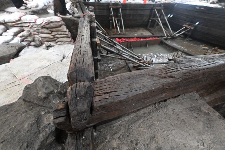충주 장미산성 목조집수지에 쓰인 목재/국가유산청.