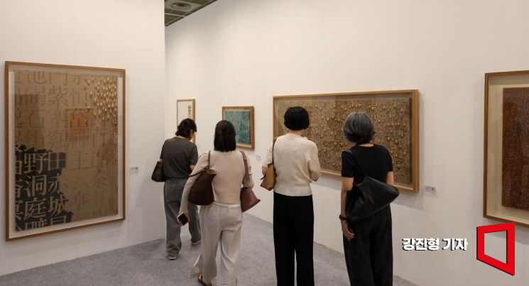 2일 서울 강남구 코엑스에서 열린 '키아프(Kiaf)서울 2026'을 찾은 관람객이 미술품을 감상하고 있다. 올해로 25주년을 맞는 국내 최대 규모의 아트페어 '키아프 서울 2026'은 한국 현대미술의 성장과 함께하며 국내외 미술시장을 연결하는 대표 플랫폼이다. 올해는 '공존'을 주제로 특별전과 작가 지원 프로그램, 토크, 클래식 공연 등 한층 강화된 콘텐츠를 선보인다. 2026.9.1 강진형 기자