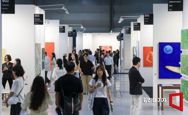 2일 서울 강남구 코엑스에서 열린 '키아프(Kiaf)서울 2026'을 찾은 관람객이 미술품을 감상하고 있다. 올해로 25주년을 맞는 국내 최대 규모의 아트페어 '키아프 서울 2026'은 한국 현대미술의 성장과 함께하며 국내외 미술시장을 연결하는 대표 플랫폼이다. 올해는 '공존'을 주제로 특별전과 작가 지원 프로그램, 토크, 클래식 공연 등 한층 강화된 콘텐츠를 선보인다. 2026.9.1 강진형 기자