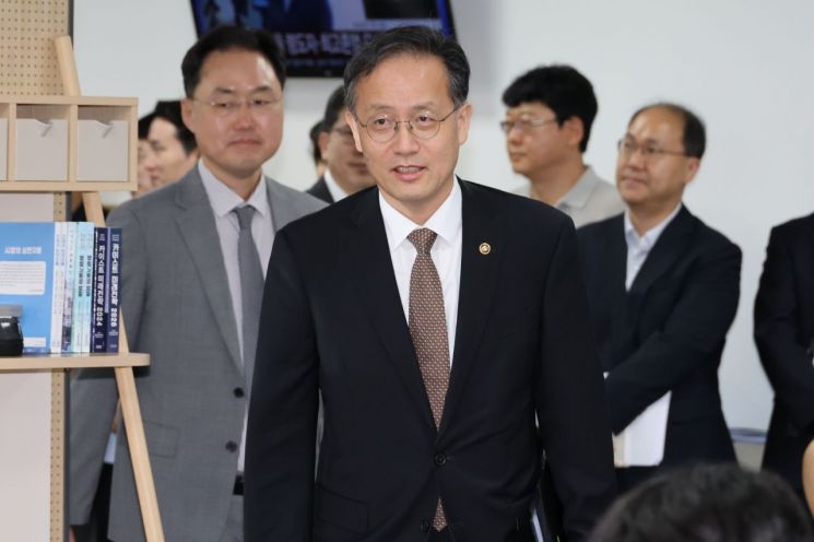 이형일 부총리 겸 재정경제부 장관 후보자가 2일 세종시 정부세종청사 재경부 기자실에서 열린 간담회에 참석하고 있다. 연합뉴스