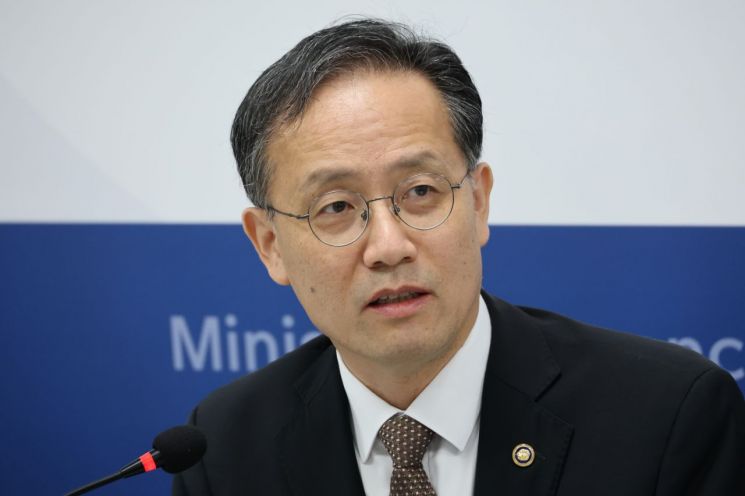이형일 부총리 겸 재정경제부 장관 후보자가 2일 세종시 정부세종청사에서 재경부 출입기자들과 간담회를 하고 있다. 연합뉴스