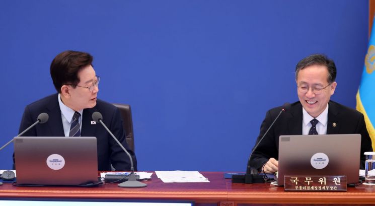 이재명 대통령과 부총리 후보자인 이형일 재정경제부 1차관이 1일 청와대에서 열린 국무회의에서 대화하고 있다. 연합뉴스