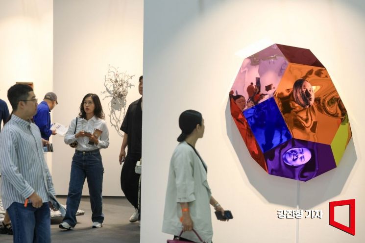 2일 서울 강남구 코엑스에서 열린 '프리즈 서울 2026'을 찾은 관람객이 미술품을 감상하고 있다. 올해로 5회째인 프리즈 서울은 30개 국가·지역에서 133개 갤러리가 참여했다. 가고시안, 하우저 앤 워스, 데이비드 즈워너, 페이스, 화이트 큐브, 리만머핀, 타데우스 로팍 등 세계 주요 갤러리와 갤러리현대, 국제갤러리, 가나아트, 학고재, 조현화랑 등이 부스를 마련했다. 2026.9.2 강진형 기자