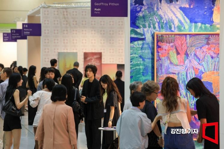 2일 서울 강남구 코엑스에서 열린 '프리즈 서울 2026'을 찾은 관람객이 미술품을 감상하고 있다. 올해로 5회째인 프리즈 서울은 30개 국가·지역에서 133개 갤러리가 참여했다. 가고시안, 하우저 앤 워스, 데이비드 즈워너, 페이스, 화이트 큐브, 리만머핀, 타데우스 로팍 등 세계 주요 갤러리와 갤러리현대, 국제갤러리, 가나아트, 학고재, 조현화랑 등이 부스를 마련했다. 2026.9.2 강진형 기자