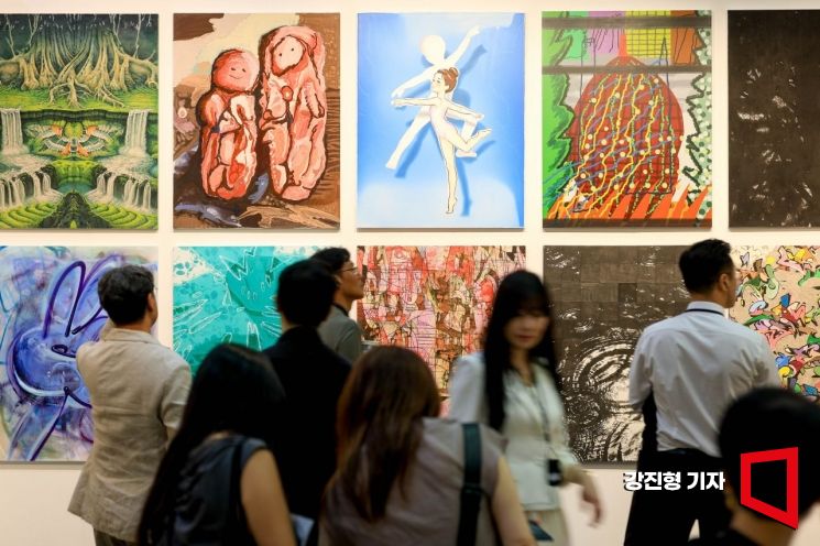 On the 2nd, visitors at COEX in Gangnam-gu, Seoul attended "Frieze Seoul 2026" and admired artworks. This is the 5th edition of Frieze Seoul, featuring 133 galleries from 30 countries and regions. Major global galleries such as Gagosian, Hauser & Wirth, David Zwirner, Pace, White Cube, Lehmann Maupin, and Thaddaeus Ropac set up booths alongside Gallery Hyundai, Kukje Gallery, Gana Art, Hakgojae, and Johyun Gallery. September 2, 2026 Photo by Jinhyung Kang