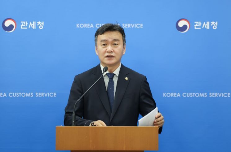 이종욱 관세청장이 최근 정부대전청사에서 전국 5개 주요 우편집중국에 설치한 '2차 저지선' 운영 성과를 발표하고 있다. 관세청