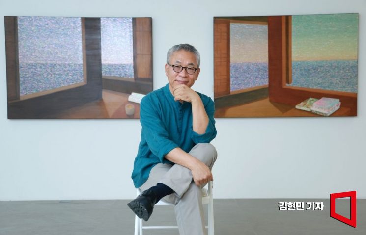 김덕용 작가가 서울 강남구 아트큐브투알투에서 아시아경제와 만나 자신의 작품 앞에서 포즈를 취하고 있다. 2026.9.2 김현민 기자