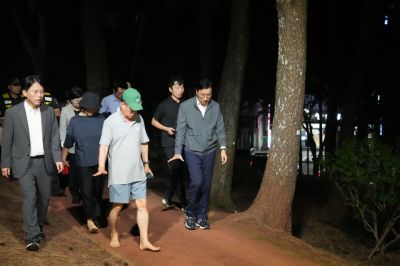 1일 저녁 위성곤 제주도지사가 자치경찰단 등 관계자들과 함께 관광객 밀집 지역인 제주시 연동 일대 밤길을 직접 걸으며 CCTV 작동 상태와 야간 조도를 점검하는 등 민심 수습을 위한 본격적인 치안 현장 행보에 나섰다. 제주특별자치도 제공.