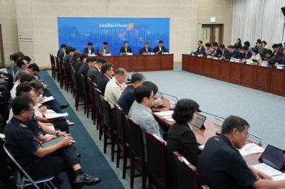 제주특별자치도가 2일 정례 월간정책회의를 전격 '안전제주 전략회의'로 전환 개최하고,나홀로 여행객 집중 지원과 자치경찰 순찰 확대, 야간 보행 조도 개선 등 현장 체감형 안전망 구축에 총력을 기울이기로 했다. 제주특별자치도 제공.