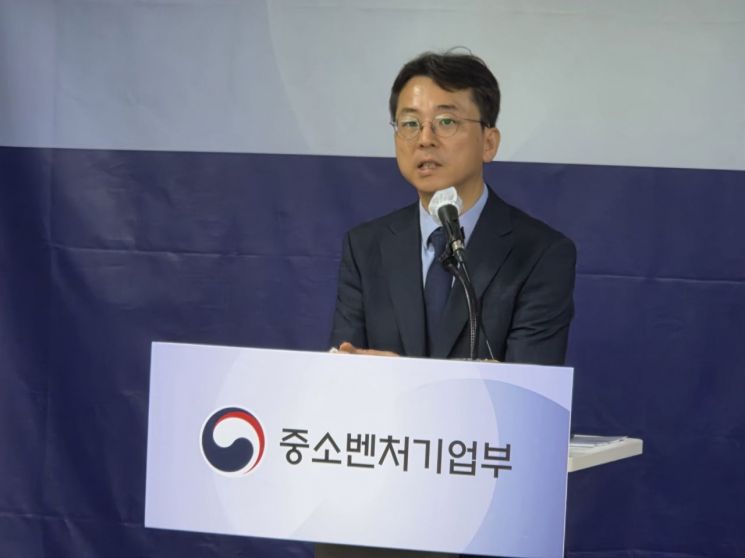 심재윤 중소벤처기업부 글로벌성장정책관이 2일 서울에서 '중소기업 수출 4대 혁신 전략' 사전 브리핑을 하고 있다. 중소벤처기업부