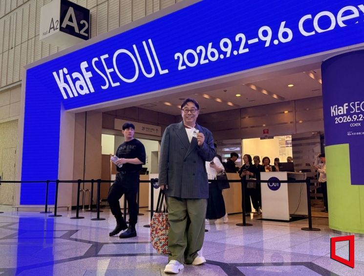 정구호 키아프 서울 2026 크리에이티브 디렉터가 2일 서울 강남구 코엑스에서 열린 키아프 서울 2026 전시장 입구에서 포즈를 취하고 있다. 정 디렉터는 올해 처음 도입된 외부 크리에이티브 디렉터로 브랜딩과 공간 디자인, 특별전 기획 등을 총괄했다. 김희윤 기자