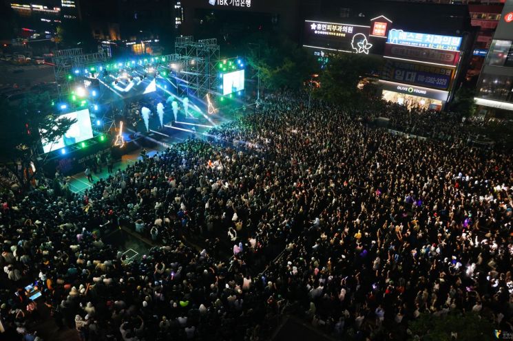 철산로에서 열린 2025 페스티벌 광명을 즐기고 있는 시민들의 모습. 광명시 제공