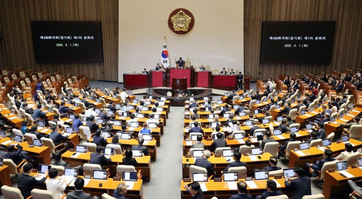 (서울=연합뉴스) 이동해 기자 = 조정식 국회의장이 1일 국회에서 열린 정기국회 개회식에서 의사봉을 두드리고 있다. 2026.9.1    eastsea@yna.co.kr(끝)
