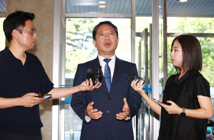 김승원 법무부장관 후보자가 3일 서울 종로구 적선현대빌딩에 마련된 인사청문회 준비 사무실로 출근하며 발언하고 있다. 연합뉴스