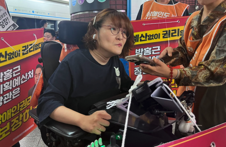 장애인 이동권을 다룬 캠페인 이미지