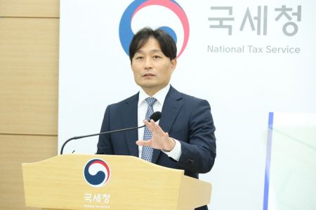 이성글 국세청 조사국장이 3일 정부세종청사에서 산불 복구업체 10곳에 대한 세무조사 브리핑을 하고 있다. 국세청