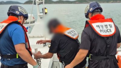 목포해경이 조업어선 검문 검색중 A급 지명수배자를 적발했다. 목포해경 제공