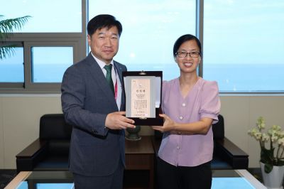 국가보훈부장관 감사패를 수여받은 새울원자력본부(김상우 새울본부장, 왼쪽). 새울원자력본부 제공