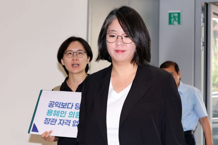 혜인 성평등가족부 장관 후보자가 3일 서울 서대문구에 마련된 인사청문회 준비 사무실로 출근하고 있다. 연합뉴스