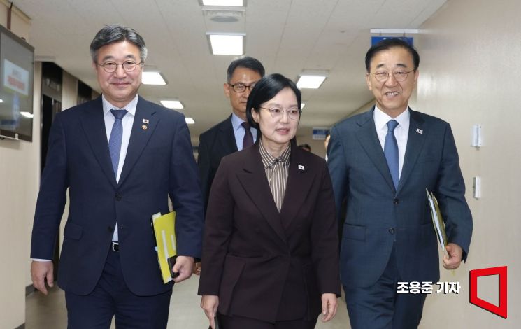 한성숙 국무총리가 3일 서울 종로구 정부서울청사에서 행정, 공공기관 이전 및 공공기관 기능 개혁 관련 기자회견을 위해 입장하고 있다. 이날 회견에는 왼쪽부터 윤호중 행정안전부 장관, 김윤덕 국토교통부 장관, 허장 재정경제부 2차관이 참석했다. 2026.9.3 조용준 기자