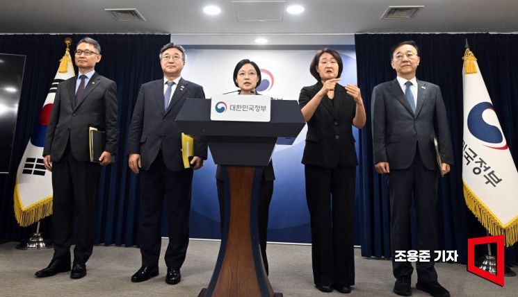 한성숙 국무총리가 3일 서울 종로구 정부서울청사에서 행정, 공공기관 이전 및 공공기관 기능 개혁 관련 기자회견에서 발언하고 있다. 이날 회견에는 왼쪽부터 윤호중 행정안전부 장관, 김윤덕 국토교통부 장관, 허장 재정경제부 2차관이 참석했다. 2026.9.3 조용준 기자