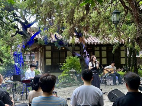 A scene from the 'Yangnim Indie' performance held in a traditional Korean house garden in Yangnim-dong, Gwangju. Provided by Jeonnam Gwangju Integrated Special City