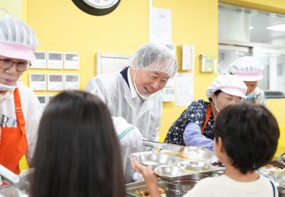 김석준 부산교육감이 개학기 학교급식 특별모니터링을 실시하고 있다. 부산교육청 제공