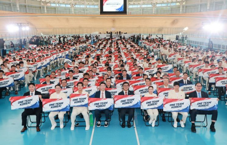 3일 충북 진천선수촌에서 열린 2026 아이치·나고야 아시안게임 결단식에서 최휘영 문화체육관광부 장관, 유승민 대한체육회장, 이상현 선수단장, 출전 선수들이 기념 촬영하고 있다. 연합뉴스