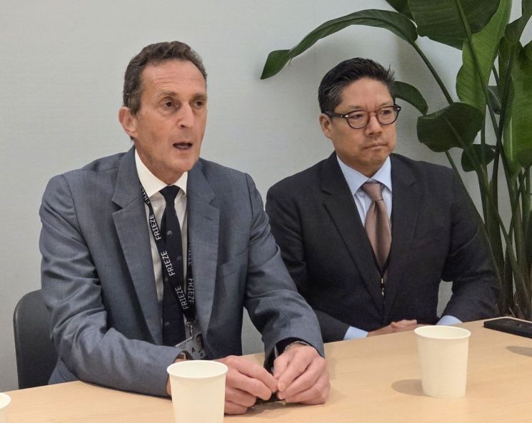 Simon Fox, CEO of Frieze (left), is speaking at a press conference held on the 3rd at COEX in Gangnam-gu, Seoul. On the right is Patrick Lee, Director of Frieze Seoul. Photo by Yonhap News